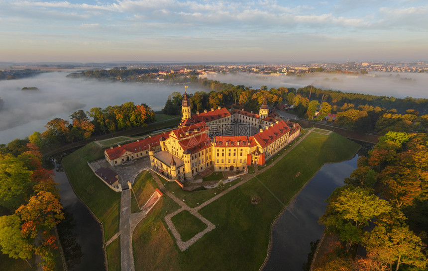 古老的尼亚斯维什城堡白俄罗斯航拍照片图片