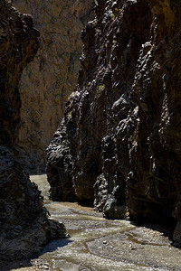 一座岩石峡谷为蒙古南部YollynAm的Vulture峡谷图片