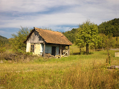 秋天风景的被放弃的老房子图片