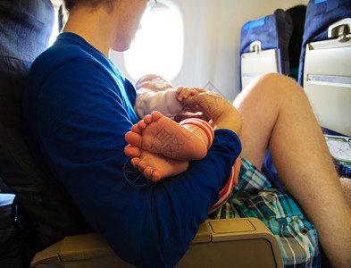 父亲带着小女儿乘飞机旅图片