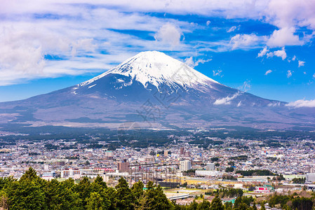 日本御殿场市与富士山高清图片