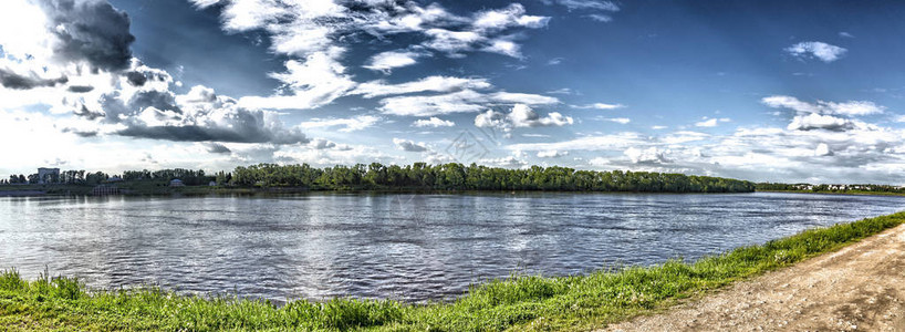 夏日在乌格利奇镇附近俄罗斯伏尔加河边的图片