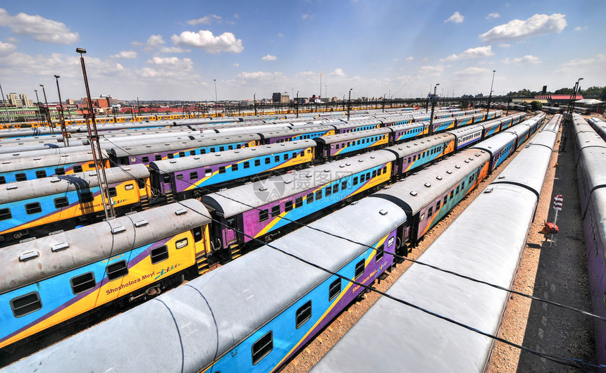 Braamfontein铁路场及其多彩的汽车停在纳尔逊曼德拉大桥下球场位于南非约翰内斯堡Newtown和Braamfon图片