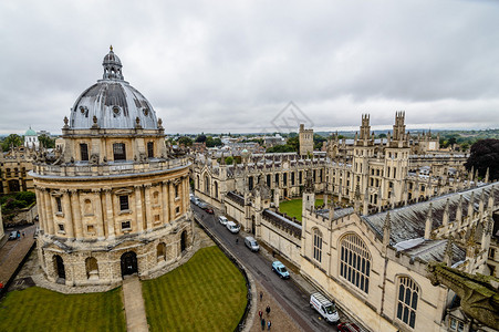 牛津拉德克利夫相机的高角度视图在阴天查看从大学教堂它是牛津大学的一座新古典主义风格的建筑背景图片