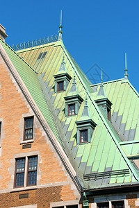 加拿大魁北克市铁路和公交车站建筑群旧铜屋顶的详情图片