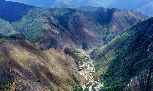 乌鲁班巴河通过秘鲁Machupichuchu区乌鲁班巴省库斯科地区马丘皮楚的图片