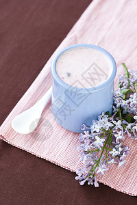 土制酸奶和浆果在陶瓷碗里用粉色桌布白勺子和图片