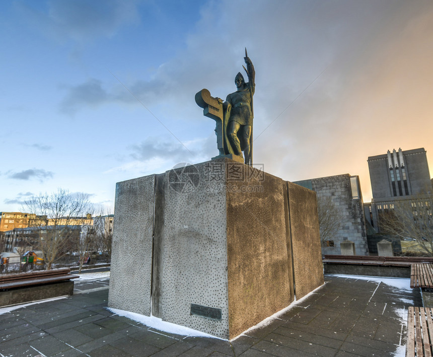 冰岛雷克雅未克Arnarholl的IngolfArnarson雕像他是来自挪威的定居者据信他在870附近的首都定居图片