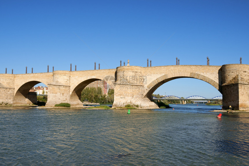 西班牙萨拉戈萨埃布罗河上的石桥PuentedePiedra又名狮桥图片