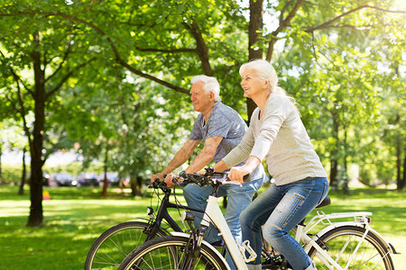 在公园骑自行车的老年夫妇图片