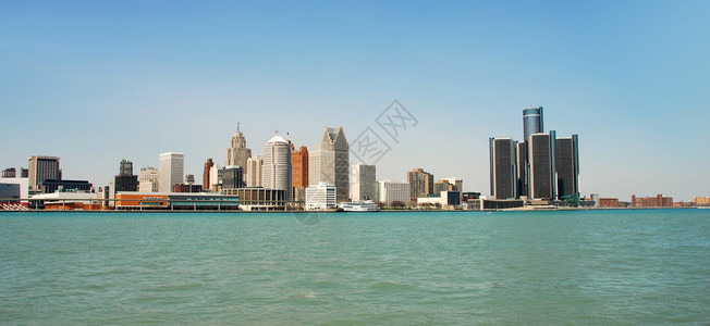 白天底特律海滨的全景图片