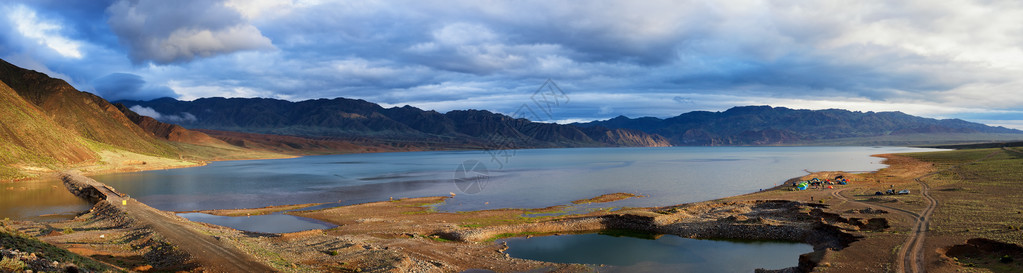 哈萨克斯坦巴托盖湖的全景图片