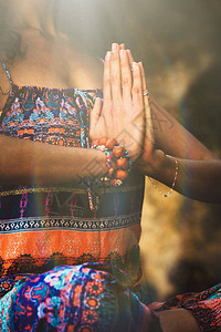 妇女亲手做麻口式手势练习瑜伽在户背景图片