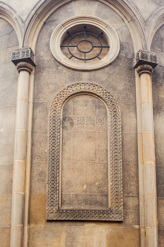 有柱子和圆窗的天主教堂墙图片