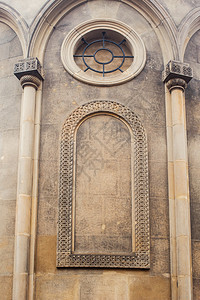 有柱子和圆窗的天主教堂墙图片