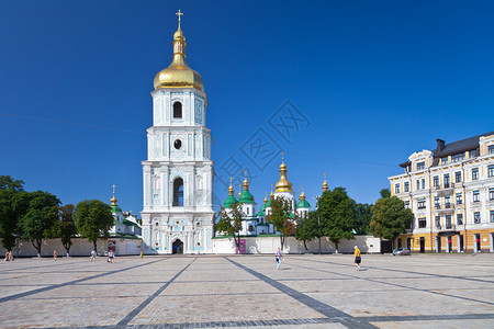 透过乌克兰基辅的索菲亚广场观看钟楼和圣图片