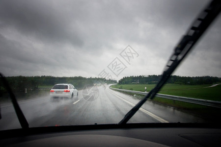 在下雨天沿着高速公路行驶图片
