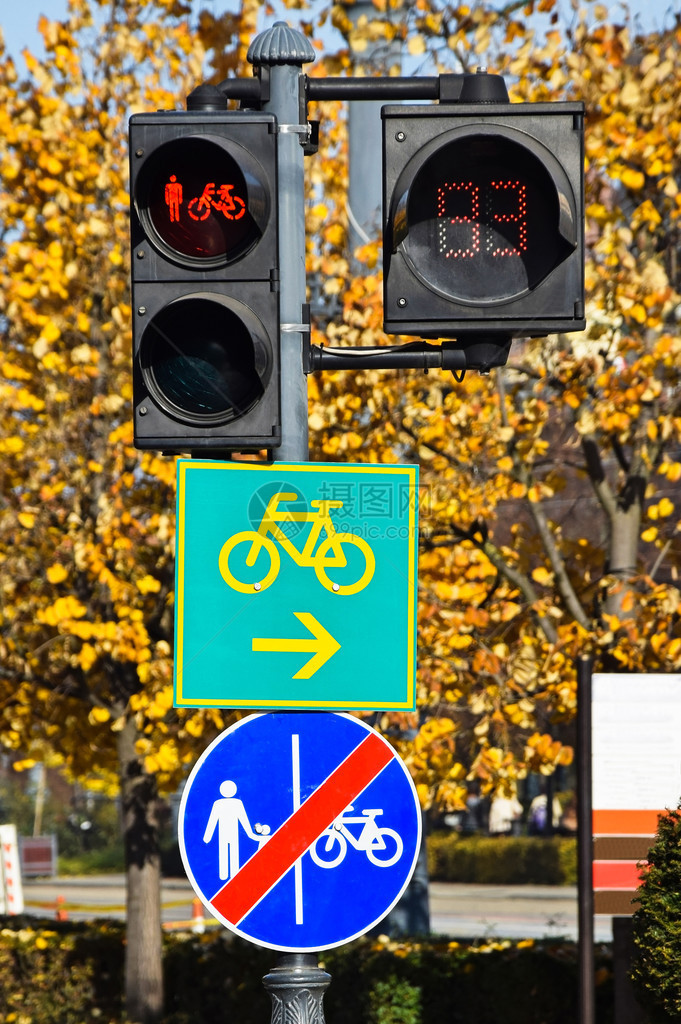 红绿灯和自行车路标图片