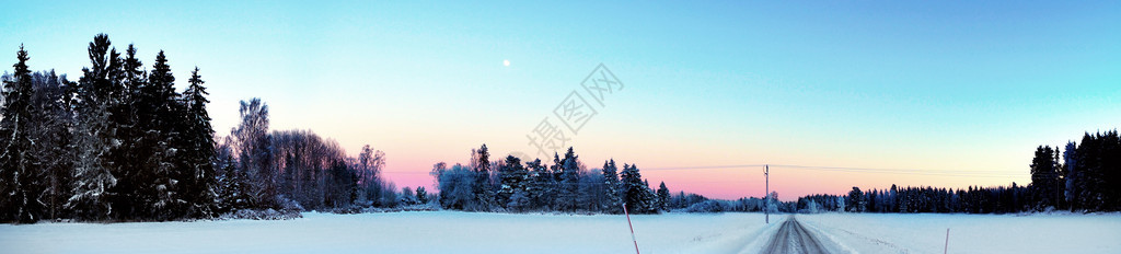 晚上有土路的冬季景观全景图片