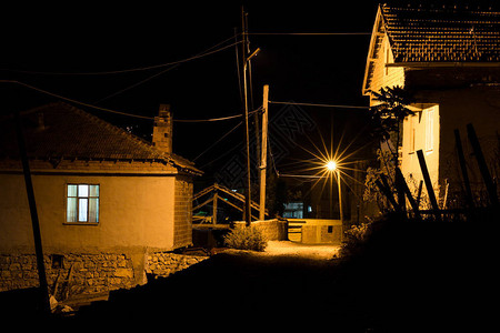 土耳其Oymaagac村的旧农舍晚上前图片