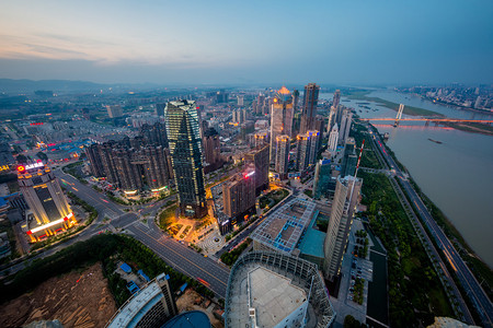 夜间城市的空中景象上图片