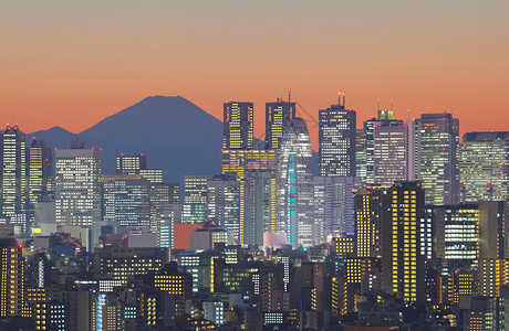 暮色中的东京城市景观和富士山图片