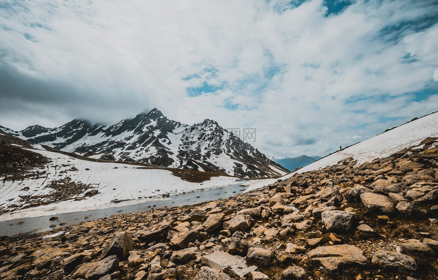 岩石山和雪图片