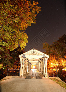 夜空下的一座旧木廊桥背景图片