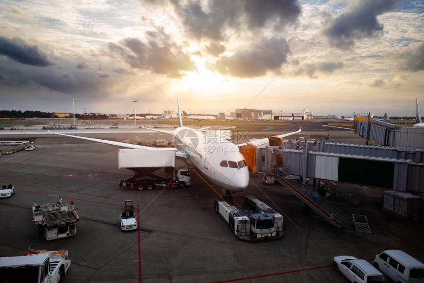 日落时夕田国际机场终点站附近空机纳图片