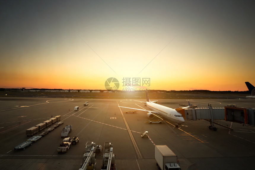 日落时夕田国际机场终点站附近空机纳图片