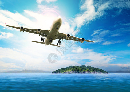 客机飞越美丽的蓝色海洋和岛屿图片