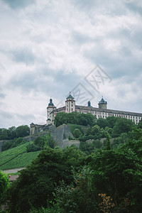 德国沃茨堡山丘和云天上古老的Marien图片