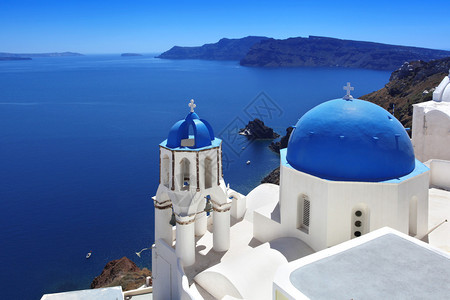 希腊具有教堂和海观图片