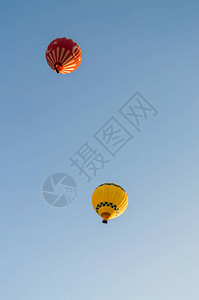 土耳其卡帕多西亚无云蓝色天空中飞行的黄热气图片