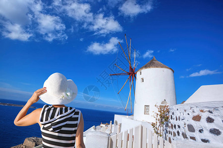 希腊圣托里尼岛奥亚村戴帽子反对图片