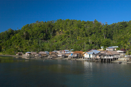 Togians群岛上的热带村庄图片