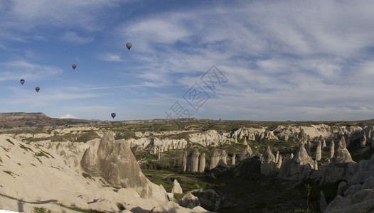 热气球在土耳其卡帕多西亚的岩图片