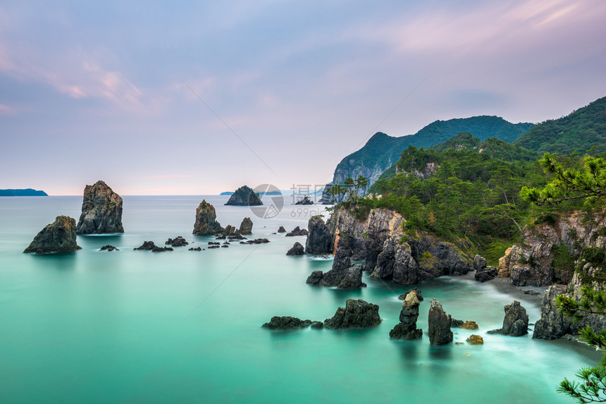 日本海的日本岩礁海岸图片