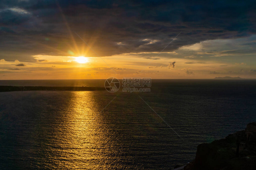 希腊宁静的爱琴海附近的日落图片