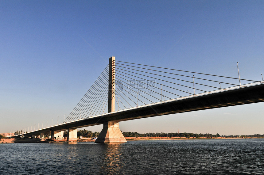 2008年日在埃及阿斯旺的阿斯旺桥下航行的Felucca阿斯旺桥于2002年完工图片