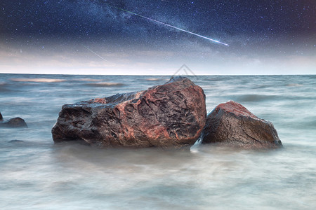 坠入海洋的岩石美国航天局提供的图像图片