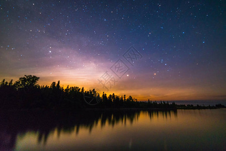 基南斯湾唯美的夜景星空星星插画