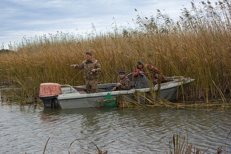 3名渔民在伏尔加三角洲的图片