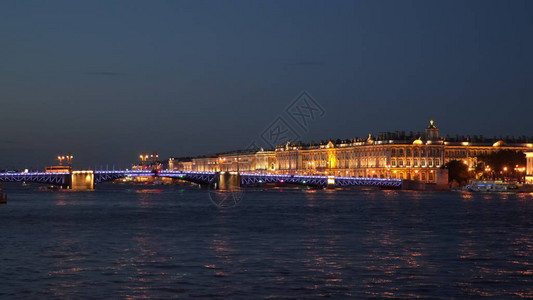 宫殿桥和新河堤边的冬季宫夜间照明俄图片