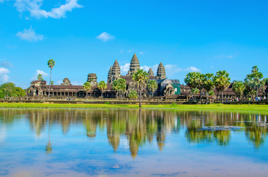 在湖对面看到的吴哥窟寺庙暹粒柬埔寨图片