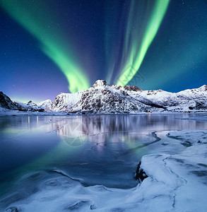 挪威不光山和冰冻的海洋夜间冬季风景挪威旅图片
