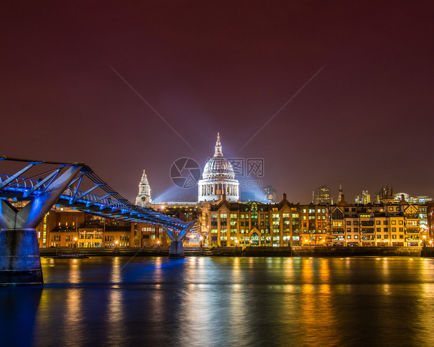 伦敦夜色中的圣保罗大教堂图片