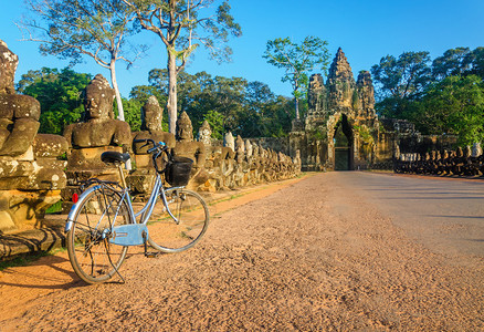 柬埔寨暹粒省吴哥渡寺北门前的公路上的经图片