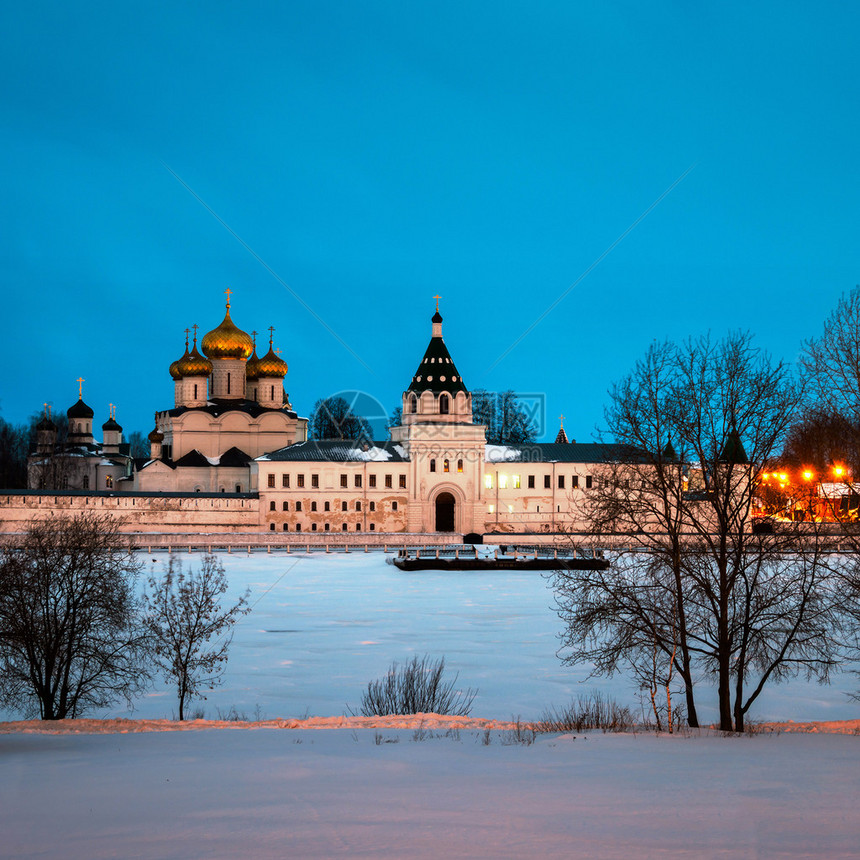 在俄罗斯科特罗马的伊帕蒂耶夫男修道院夜幕金环之旅著名的里程碑河上覆盖着冰图片