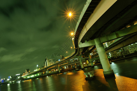 在河水上过夜的高速公路结构巨图片